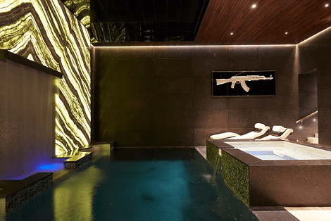 Χλιδή αλλά και στιλ που  εντυπωσιάζουν: Η αξίας 88 εκατ. ευρώ έπαυλη της Ταμάρα Εκλεστόουν -Ενα αρχοντικό του 1900 που έχει μετατραπεί σε παλάτι [εικόνες]  | iefimerida.gr 4