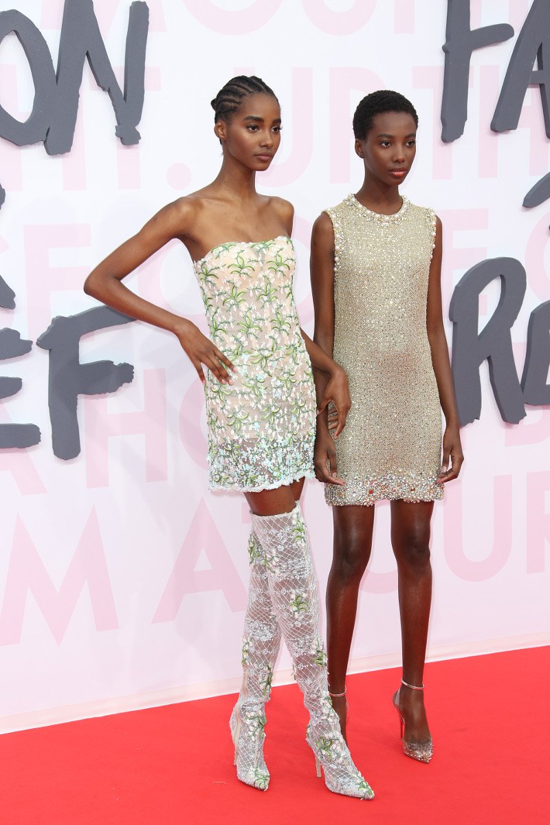 Διάσημα μοντέλα με μοναδικές δημιουργίες Celia Kritharioti στο πάρτι της Ναόμι Κάμπελ [εικόνες]  | iefimerida.gr 2