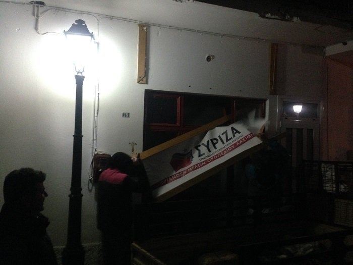 Αγρότες στην Κρήτη... αποκαθήλωσαν τον ΣΥΡΙΖΑ [εικόνα] | iefimerida.gr 0