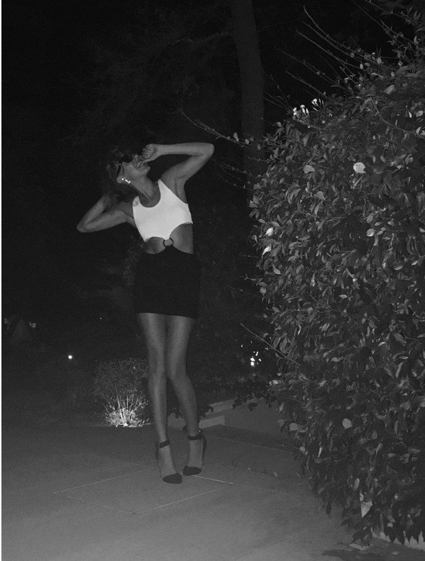 Η Τάμτα φόρεσε το μικρό, σέξι φόρεμα με το δαχτυλίδι στην κοιλιά που φορούσε και η Τζούλια Ρόμπερτς στο Pretty Woman [εικόνες] | iefimerida.gr 2