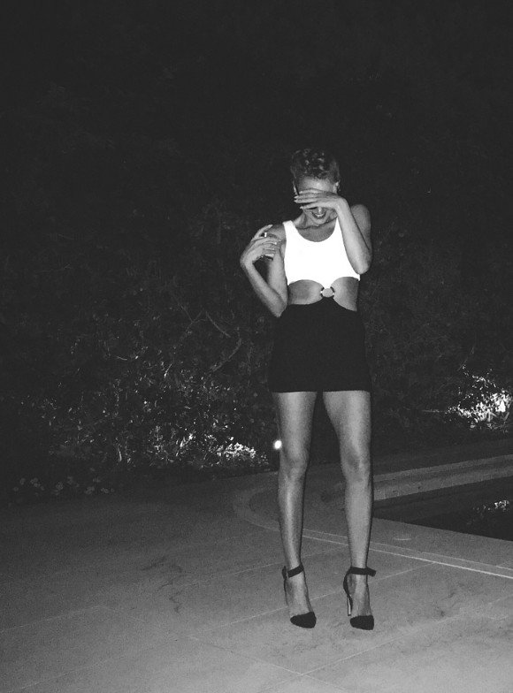 Η Τάμτα φόρεσε το μικρό, σέξι φόρεμα με το δαχτυλίδι στην κοιλιά που φορούσε και η Τζούλια Ρόμπερτς στο Pretty Woman [εικόνες] | iefimerida.gr 4