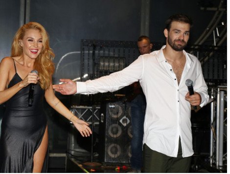 Η πιο τολμηρή εμφάνιση της Τάμτα -Στη σκηνή με ένα κορμάκι [εικόνες] | iefimerida.gr 4