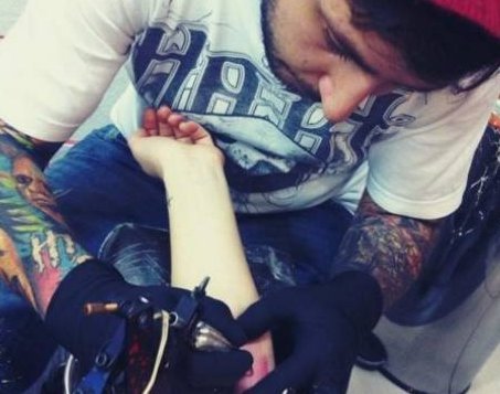 Ποια Ελληνίδα τραγουδίστρια έκανε tattoo και έτρεξε να το δείξει... και στο twitter; | iefimerida.gr 0