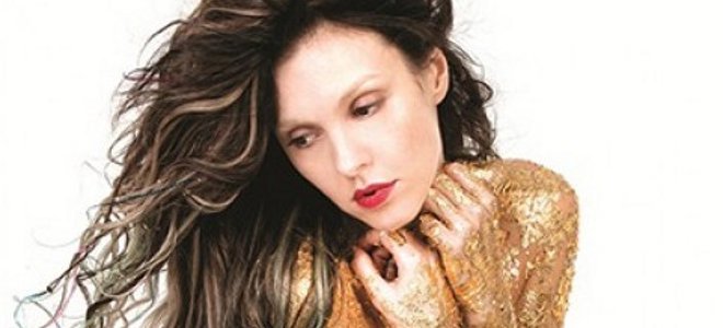 Διάσημη τραγουδίστρια στην ουρά του συσσιτίου για μισό καρβέλι ψωμί | iefimerida.gr 0