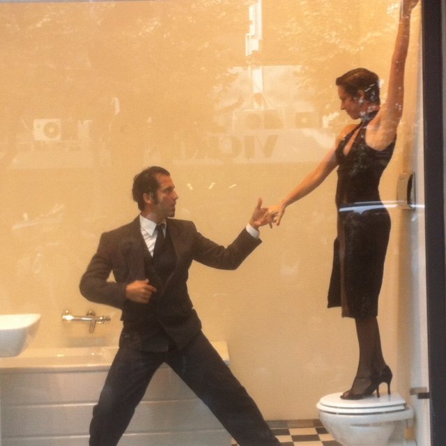 Χόρεψαν τανγκό σε βιτρίνα πολυκαταστήματος στη Θεσσαλονίκη [εικόνες+βίντεο] | iefimerida.gr 0