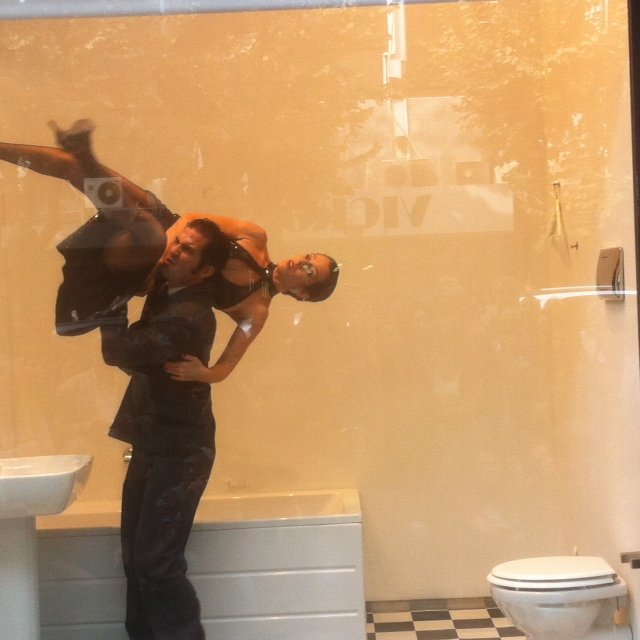 Χόρεψαν τανγκό σε βιτρίνα πολυκαταστήματος στη Θεσσαλονίκη [εικόνες+βίντεο] | iefimerida.gr 1