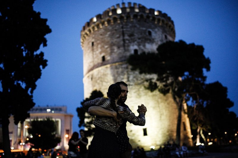 Ταγκό για όλους, στη σκιά του Λευκού Πύργου [εικόνες &amp; βίντεο] | iefimerida.gr 0