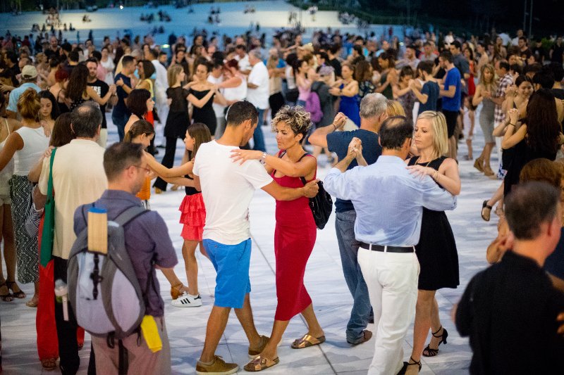 Mαθήματα τάνγκο, swing, salsa στο Κέντρο Πολιτισμού Ιδρυμα Νιάρχος -Κάτω από την πανσέληνο | iefimerida.gr 0