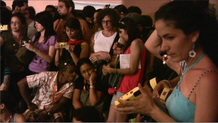 Πολιτική περφόρμανς στην Αθήνα -Στην Αβάνα είχε συλληφθεί η καλλιτέχνις [εικόνες & βίντεο]  | iefimerida.gr 0