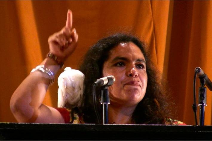 Πολιτική περφόρμανς στην Αθήνα -Στην Αβάνα είχε συλληφθεί η καλλιτέχνις [εικόνες & βίντεο]  | iefimerida.gr 1