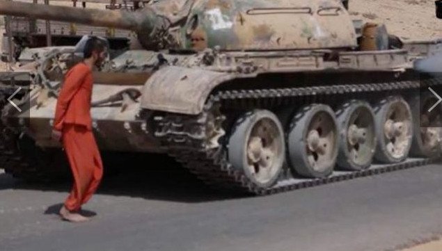 Κτηνωδία: Τζιχαντιστές πάτησαν με τανκ 19χρονο αιχμάλωτο [προσοχή: πολύ σκληρές εικόνες] | iefimerida.gr 2