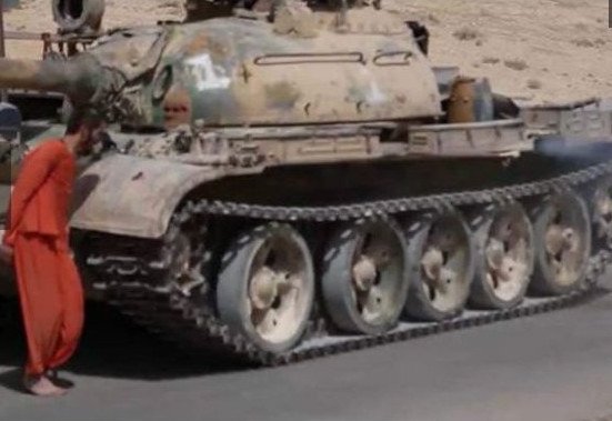 Κτηνωδία: Τζιχαντιστές πάτησαν με τανκ 19χρονο αιχμάλωτο [προσοχή: πολύ σκληρές εικόνες] | iefimerida.gr 3