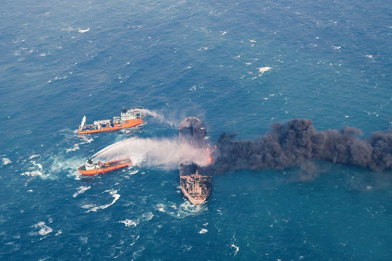 Συνεχίζονται οι εκρήξεις στο ιρανικό δεξαμενόπλοιο -Ακόμη να διασωθούν οι επιβαίνοντες | iefimerida.gr 0
