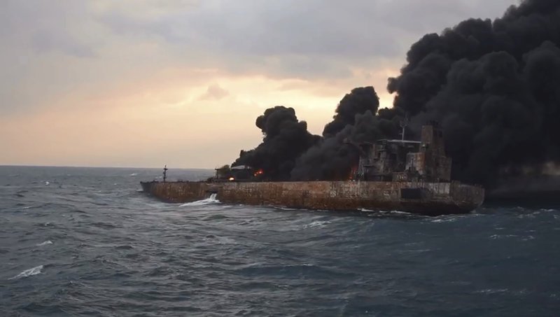 Συνεχίζονται οι εκρήξεις στο ιρανικό δεξαμενόπλοιο -Ακόμη να διασωθούν οι επιβαίνοντες | iefimerida.gr 1