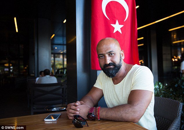 Αυτός είναι ο tankman του πραξικοπήματος -Τι λέει για τη στιγμή που έπεσε μπροστά στο άρμα [εικόνες & βίντεο]  | iefimerida.gr 1