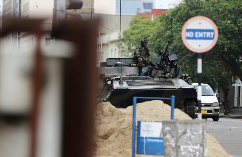Ζιμπάμπουε: Σχεδιάζουν την αποπομπή του Μουγκάμπε και την παραπομπή του στη Δικαιοσύνη | iefimerida.gr 2