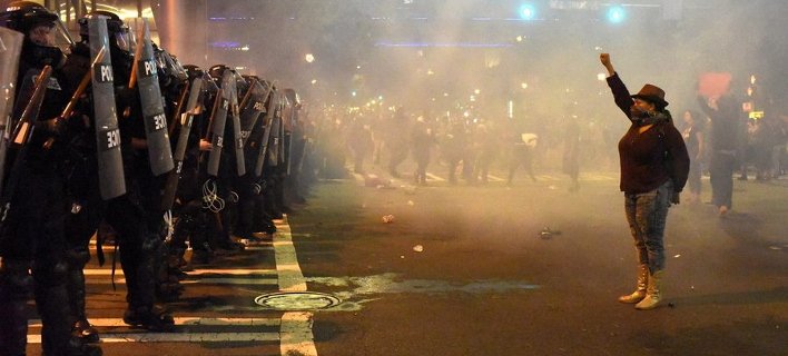 Δεύτερη μέρα ταραχών στη Βόρεια Καρολίνα: 9 τραυματίες, 44 συλληφθέντες [εικόνα] | iefimerida.gr 0