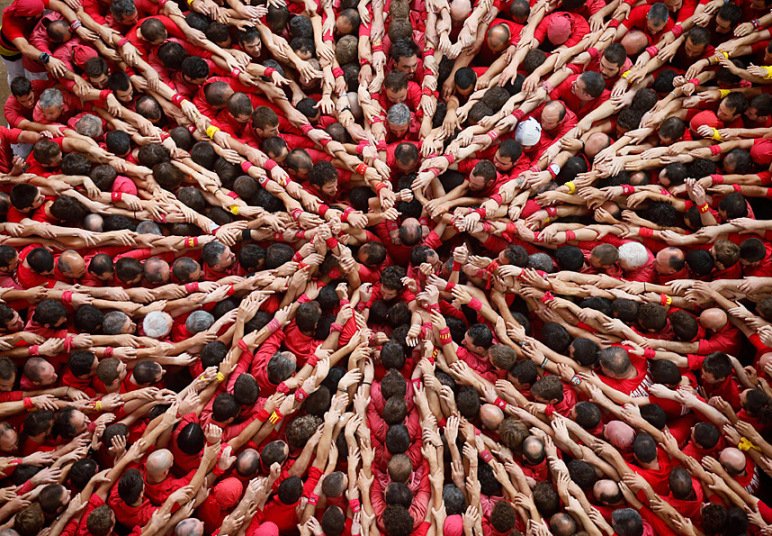 Ανθρώπινοι πύργοι -Απίθανος διαγωνισμός, με «ακροβάτες» να σκαρφαλώνουν ο ένας πάνω στον άλλο [εικόνες] | iefimerida.gr 10