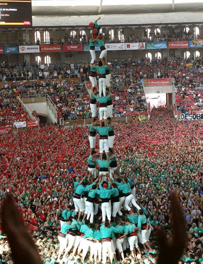 Ανθρώπινοι πύργοι -Απίθανος διαγωνισμός, με «ακροβάτες» να σκαρφαλώνουν ο ένας πάνω στον άλλο [εικόνες] | iefimerida.gr 2