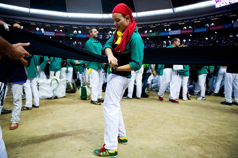 Ανθρώπινοι πύργοι -Απίθανος διαγωνισμός, με «ακροβάτες» να σκαρφαλώνουν ο ένας πάνω στον άλλο [εικόνες] | iefimerida.gr 4