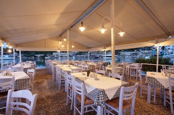 Σε αυτές τις ταβέρνες στην Ελλάδα τσακίζει κοκορέτσια και σαρμαδάκια θαλασσινών ο νέος βασιλιάς της Ολλανδίας [φωτογραφίες] | iefimerida.gr 3