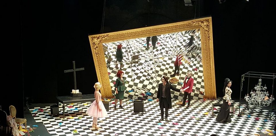 Ταρτούφος - Ζει πουλώντας ευσέβεια μέχρι που ξεσκεπάζεται [εικόνες] | iefimerida.gr 1