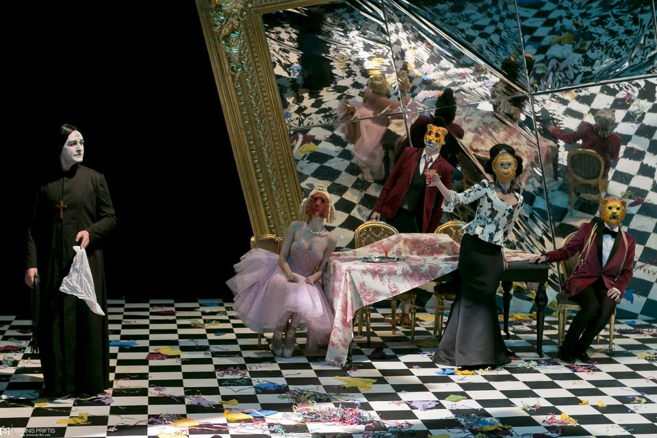 Ταρτούφος - Ζει πουλώντας ευσέβεια μέχρι που ξεσκεπάζεται [εικόνες] | iefimerida.gr 0