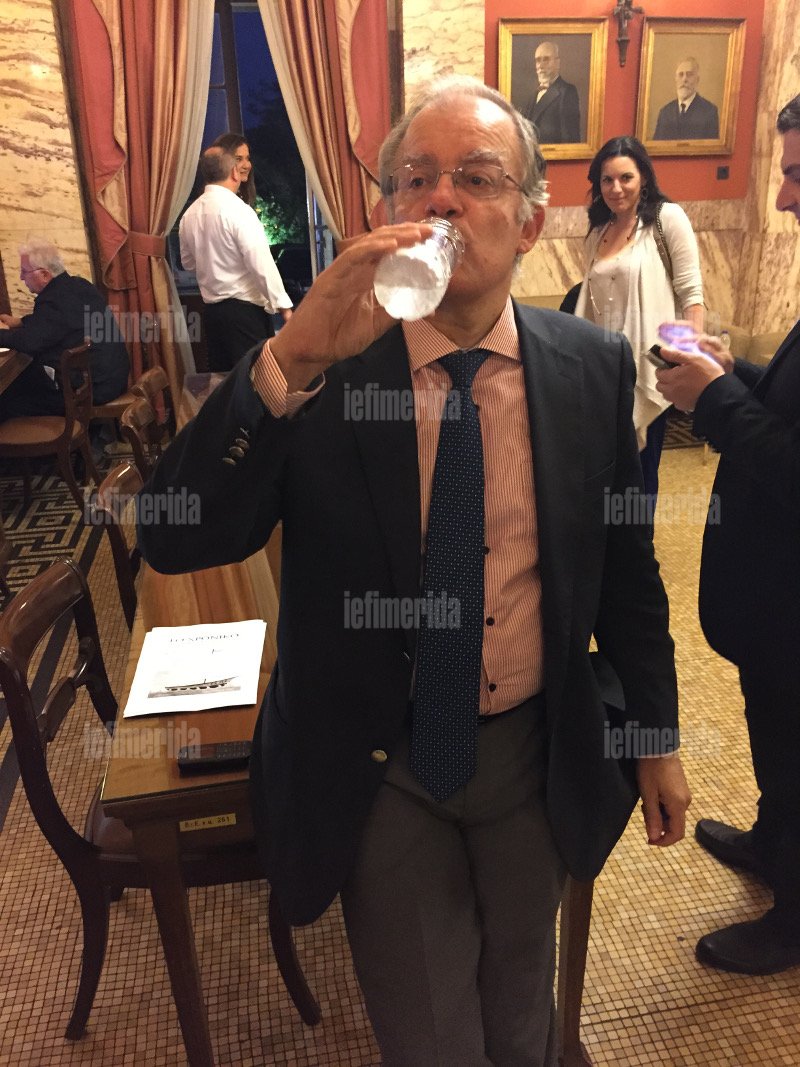 Ο Τασούλας πίνει εμφιαλωμένο νερό εντός Βουλής: «Ξεκίνησα την αντίσταση στη νεροαπαγόρευση» [εικόνες] | iefimerida.gr 0