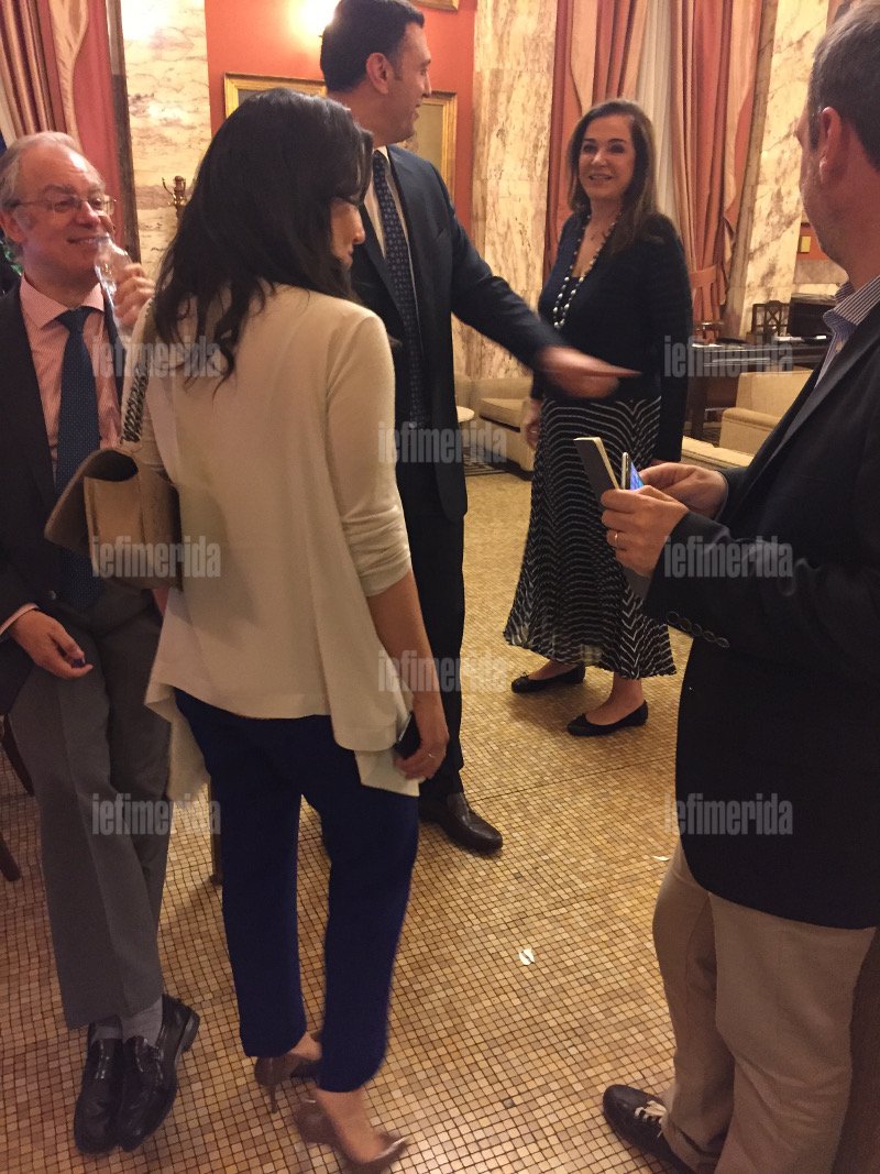 Ο Τασούλας πίνει εμφιαλωμένο νερό εντός Βουλής: «Ξεκίνησα την αντίσταση στη νεροαπαγόρευση» [εικόνες] | iefimerida.gr 1