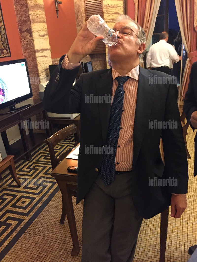 Ο Τασούλας πίνει εμφιαλωμένο νερό εντός Βουλής: «Ξεκίνησα την αντίσταση στη νεροαπαγόρευση» [εικόνες] | iefimerida.gr 2