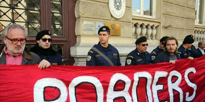 Η Τασία πρώτη στη διαδήλωση μπροστά στην πρεσβεία της Αυστρίας [εικόνες] | iefimerida.gr 1