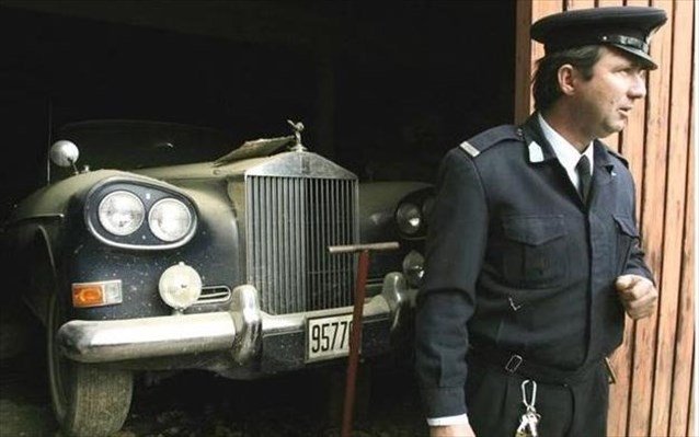 «Κινητά μνημεία» τα οχήματα του τέως που σαπίζουν στο Τατόι - Οι Rolls Royce και τα κάμπριο 500αράκια με τα ψάθινα καθίσματα [εικόνες] | iefimerida.gr 1