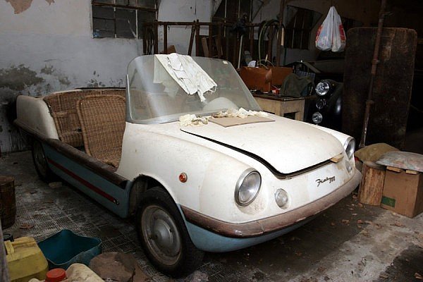 «Κινητά μνημεία» τα οχήματα του τέως που σαπίζουν στο Τατόι - Οι Rolls Royce και τα κάμπριο 500αράκια με τα ψάθινα καθίσματα [εικόνες] | iefimerida.gr 2