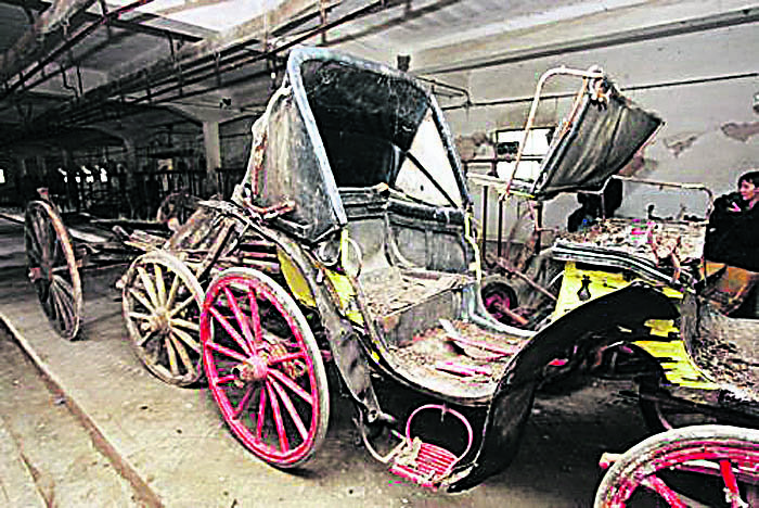 «Κινητά μνημεία» τα οχήματα του τέως που σαπίζουν στο Τατόι - Οι Rolls Royce και τα κάμπριο 500αράκια με τα ψάθινα καθίσματα [εικόνες] | iefimerida.gr 7