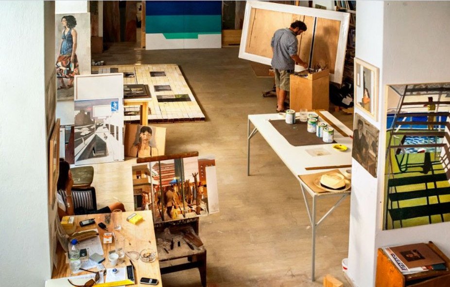 Αβγοτέμπερες σε ξύλα θαλάσσης του Κώστα Παπανικολάου στην «Φωκίωνος Νέγρη 16» [εικόνες] | iefimerida.gr 1