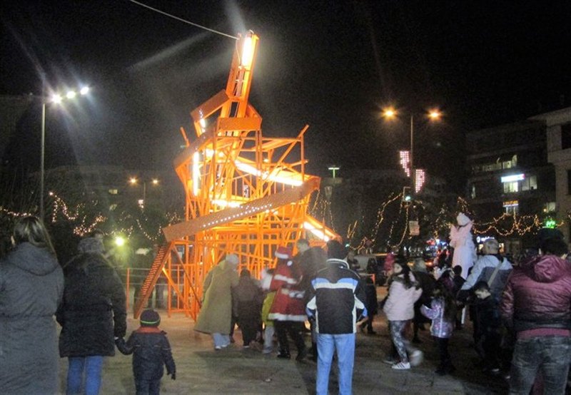 Το ιδιαίτερο χριστουγεννιάτικο δέντρο των Ιωαννίνων -Στόλισαν τον πύργο του Τάτλιν [εικόνες] | iefimerida.gr 0