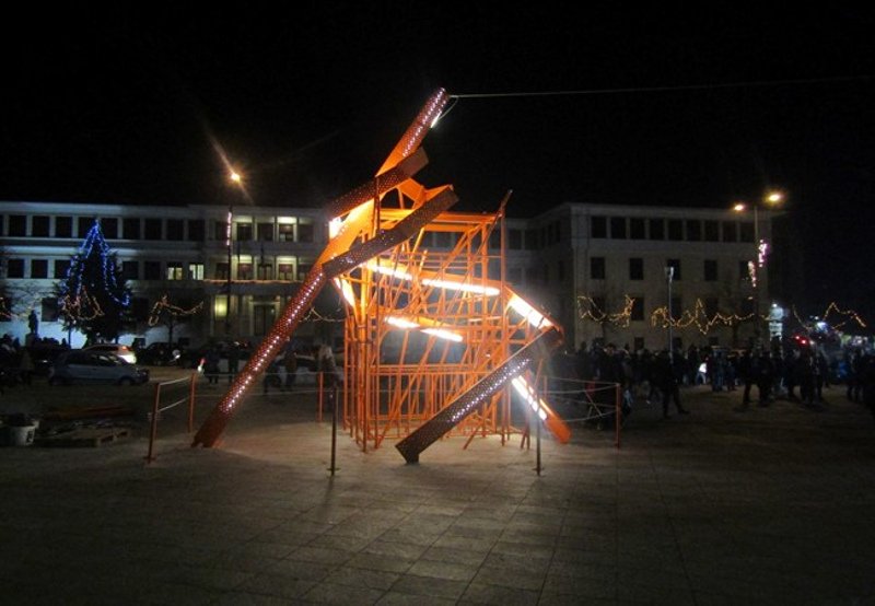 Το ιδιαίτερο χριστουγεννιάτικο δέντρο των Ιωαννίνων -Στόλισαν τον πύργο του Τάτλιν [εικόνες] | iefimerida.gr 1