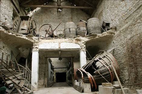 Τα μισορημαγμένα κτίρια στο Τατόι που θα ξαναζωντανέψουν -Στα άδυτα του ετοιμόρροπου οινοποιείου [εικόνες] | iefimerida.gr 0