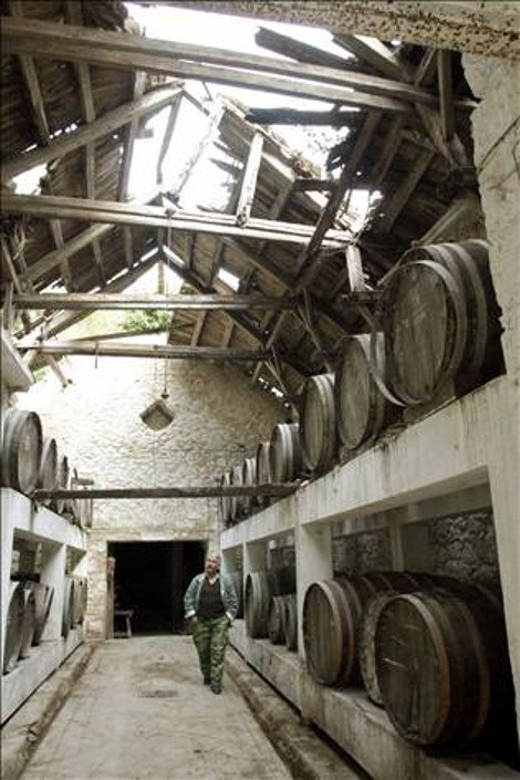 Τα μισορημαγμένα κτίρια στο Τατόι που θα ξαναζωντανέψουν -Στα άδυτα του ετοιμόρροπου οινοποιείου [εικόνες] | iefimerida.gr 2