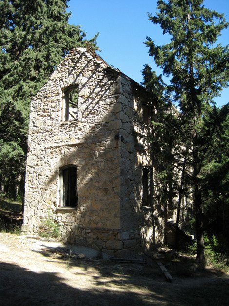 Τα μισορημαγμένα κτίρια στο Τατόι που θα ξαναζωντανέψουν -Στα άδυτα του ετοιμόρροπου οινοποιείου [εικόνες] | iefimerida.gr 4