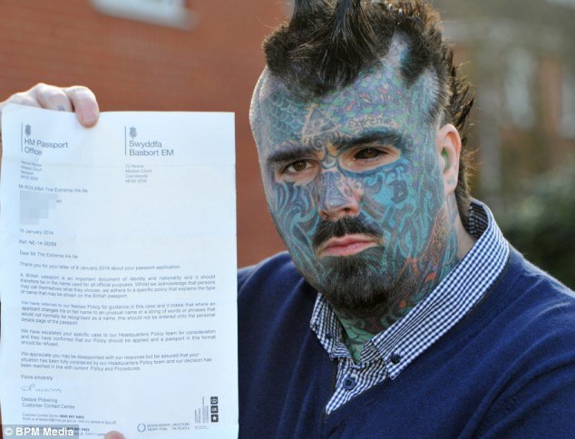 Ο άντρας με τα περισσότερα τατουάζ στη Βρετανία δε μπορεί να ταξιδέψει πουθενά λόγω του περίεργου ονόματός του [εικόνες] | iefimerida.gr 1