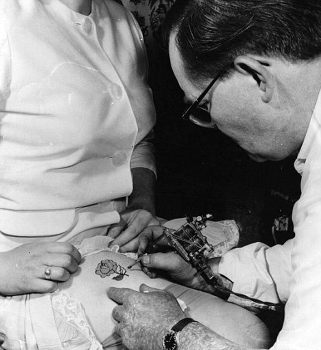 Οταν και οι γιαγιάδες μας έκαναν τατουάζ -Μια συνήθεια για μπουρζουά κυρίες και επαγγελματίες στον 20ό αιώνα [εικόνες] | iefimerida.gr 2