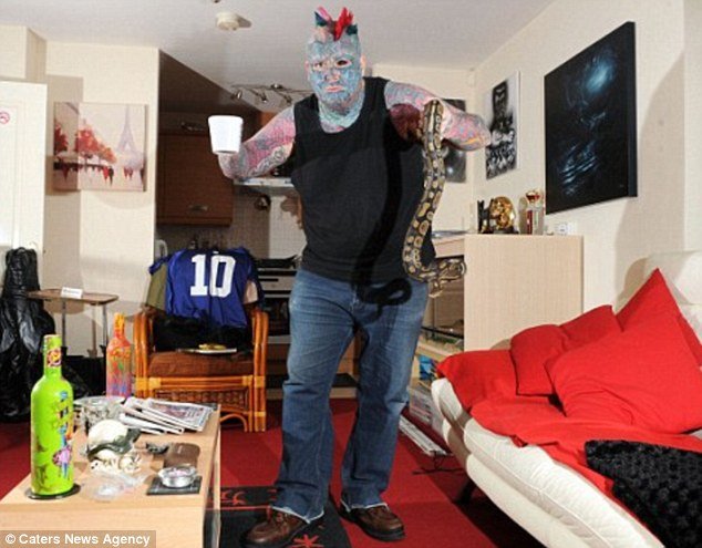 Ο άντρας με τα περισσότερα τατουάζ στη Βρετανία δε μπορεί να ταξιδέψει πουθενά λόγω του περίεργου ονόματός του [εικόνες] | iefimerida.gr 2