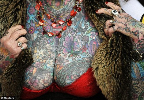 Είστε μανιώδης με τα τατουάζ; Δείτε πώς θα είστε όταν γεράσετε [εικόνες] | iefimerida.gr 1