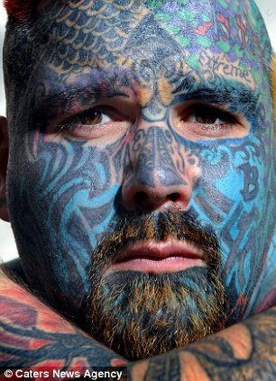 Κολλημένος με τα τατουάζ -Κάλυψε όλο του το κορμί και τώρα τα αφαιρεί με λέιζερ για να ξεκινήσει από την αρχή [εικόνες] | iefimerida.gr 2