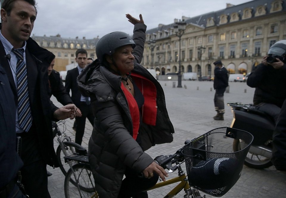 Παραιτήθηκε από υπουργός και έφυγε με ποδήλατο -Αριστερή «μαχαιριά» στον Ολάντ [εικόνες] | iefimerida.gr 0