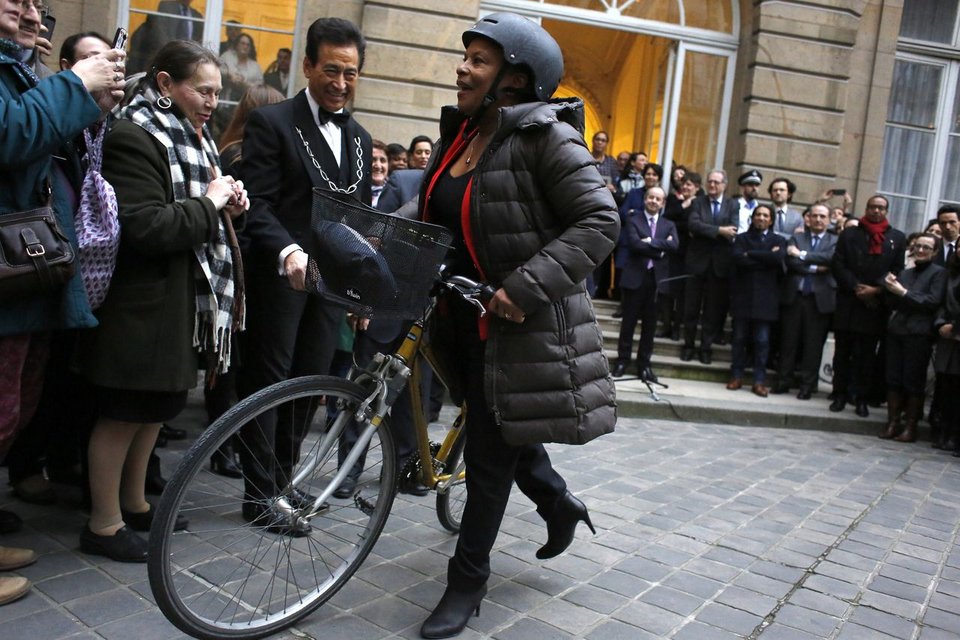 Παραιτήθηκε από υπουργός και έφυγε με ποδήλατο -Αριστερή «μαχαιριά» στον Ολάντ [εικόνες] | iefimerida.gr 1