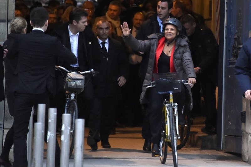 Παραιτήθηκε από υπουργός και έφυγε με ποδήλατο -Αριστερή «μαχαιριά» στον Ολάντ [εικόνες] | iefimerida.gr 2