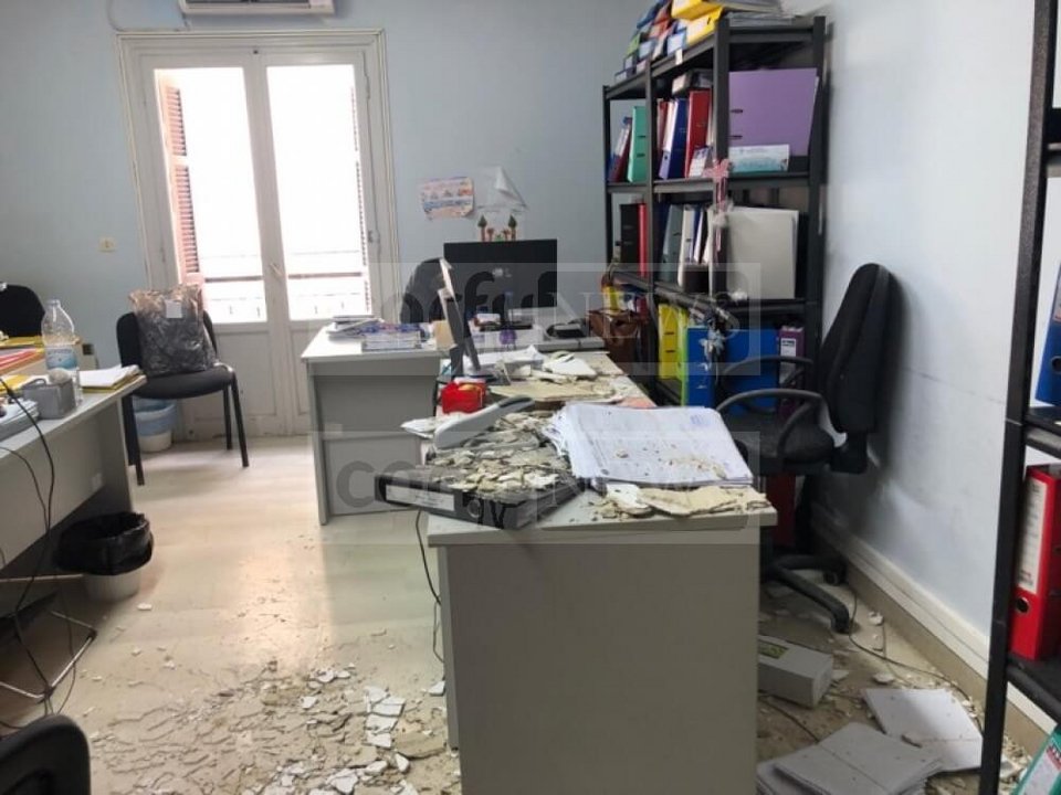 Απίστευτο περιστατικό στην Κέρκυρα: Το ταβάνι έπεσε στο... κεφάλι εργαζόμενης [εικόνες] | iefimerida.gr 0