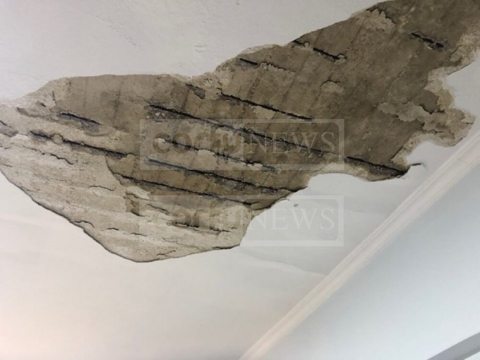 Απίστευτο περιστατικό στην Κέρκυρα: Το ταβάνι έπεσε στο... κεφάλι εργαζόμενης [εικόνες] | iefimerida.gr 1